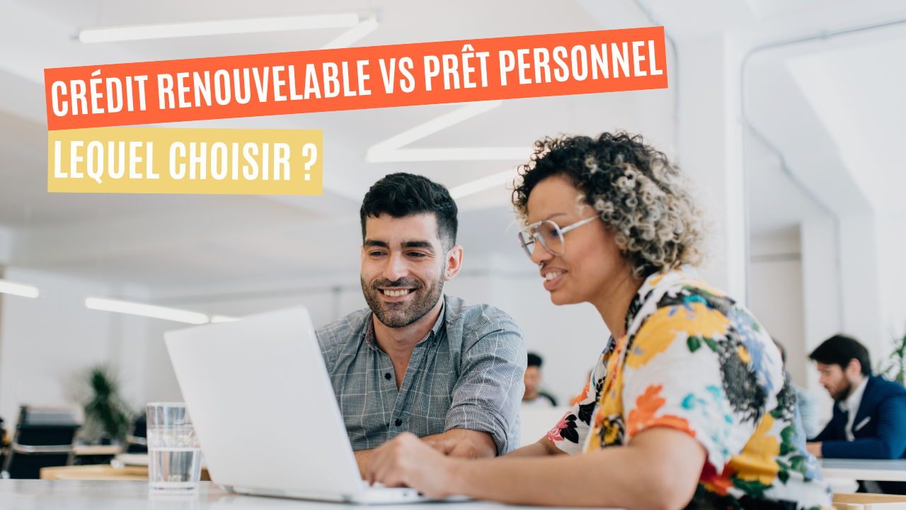 Conseiller financier comparant un crédit renouvelable et un prêt personnel avec un emprunteur à l'aide d'une simulation de financement.