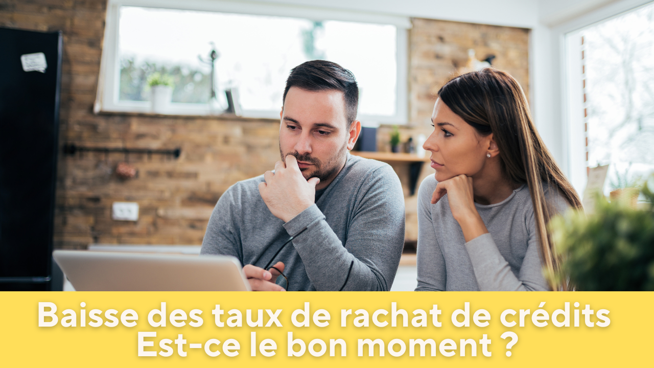Couple analysant l'évolution des taux d'intérêt avant un rachat de crédits.
