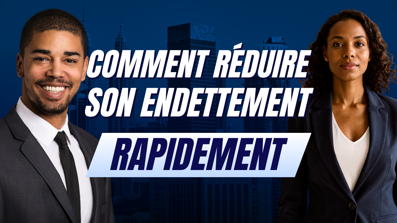 Personne calculant ses mensualités de crédits avec un conseiller, illustrant le regroupement de prêts pour réduire son endettement rapidement.