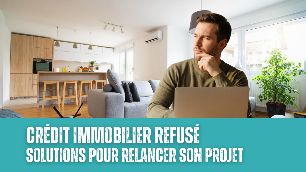 Homme découvrant le refus de son crédit immobilier et recherchant des solutions pour relancer son projet