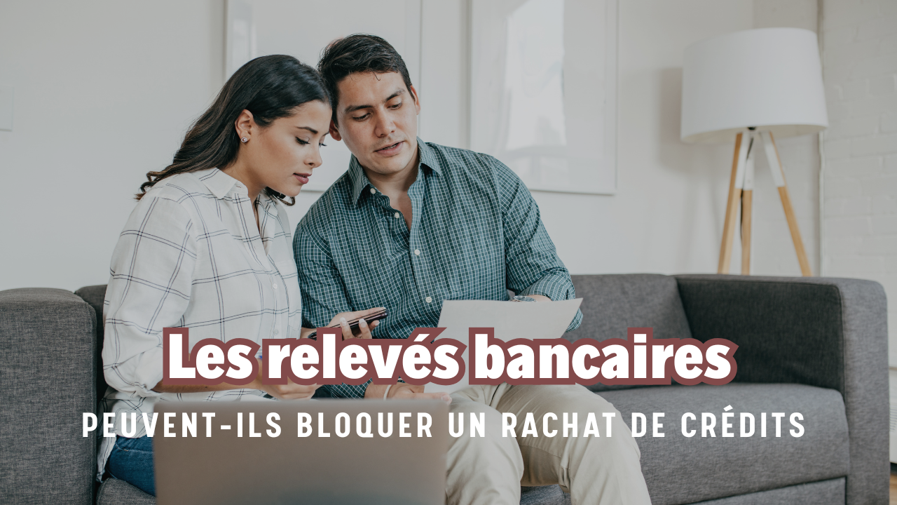Couple qui analyse leur relevés bancaires avant une demande de crédit