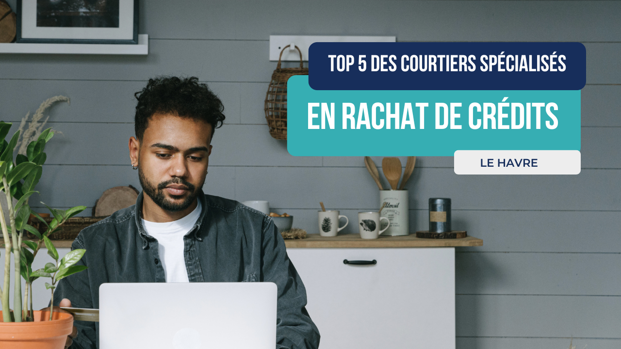 Courtier analysant un dossier de rachat de crédits dans son bureau au Havre