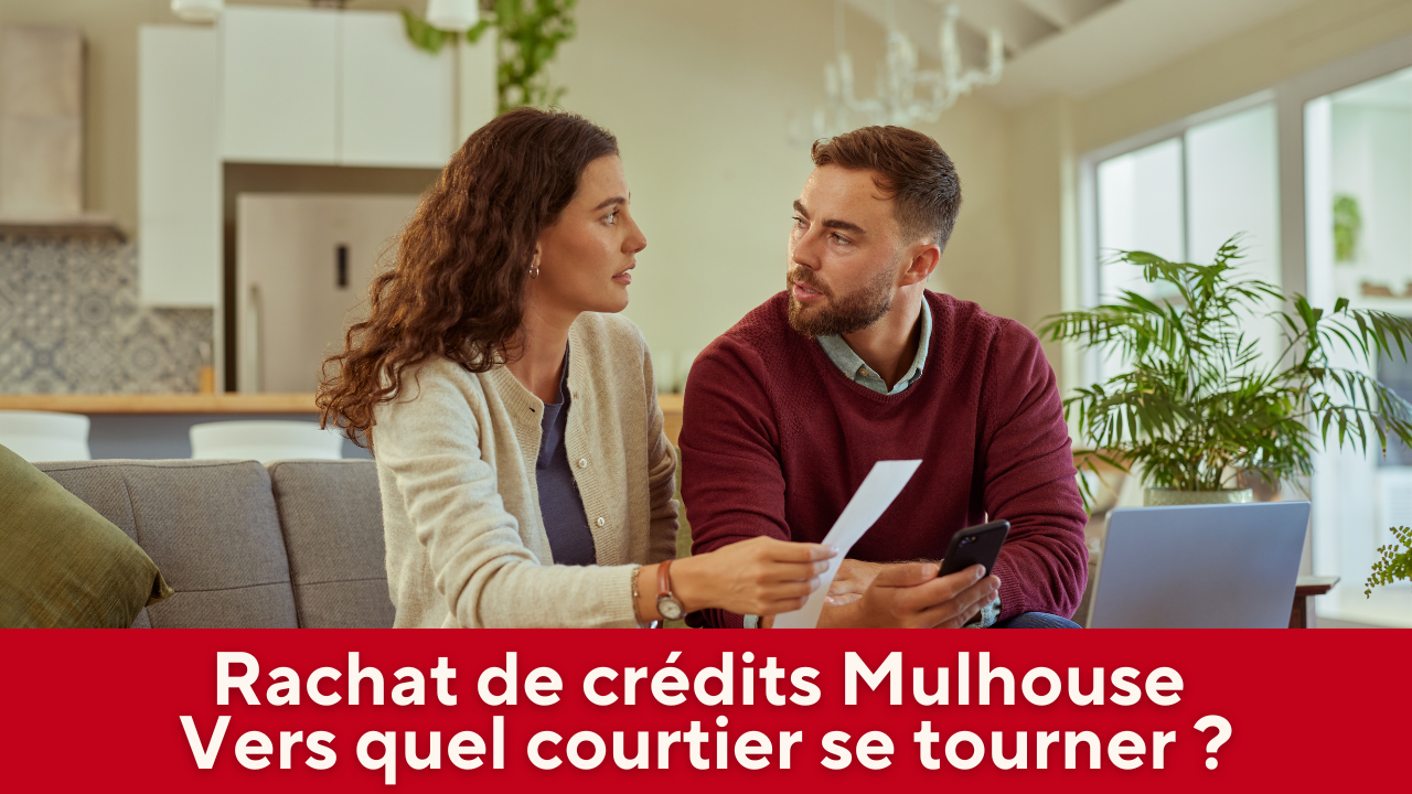 Conseiller en rachat de crédits présentant différentes solutions de financement à un couple à Mulhouse
