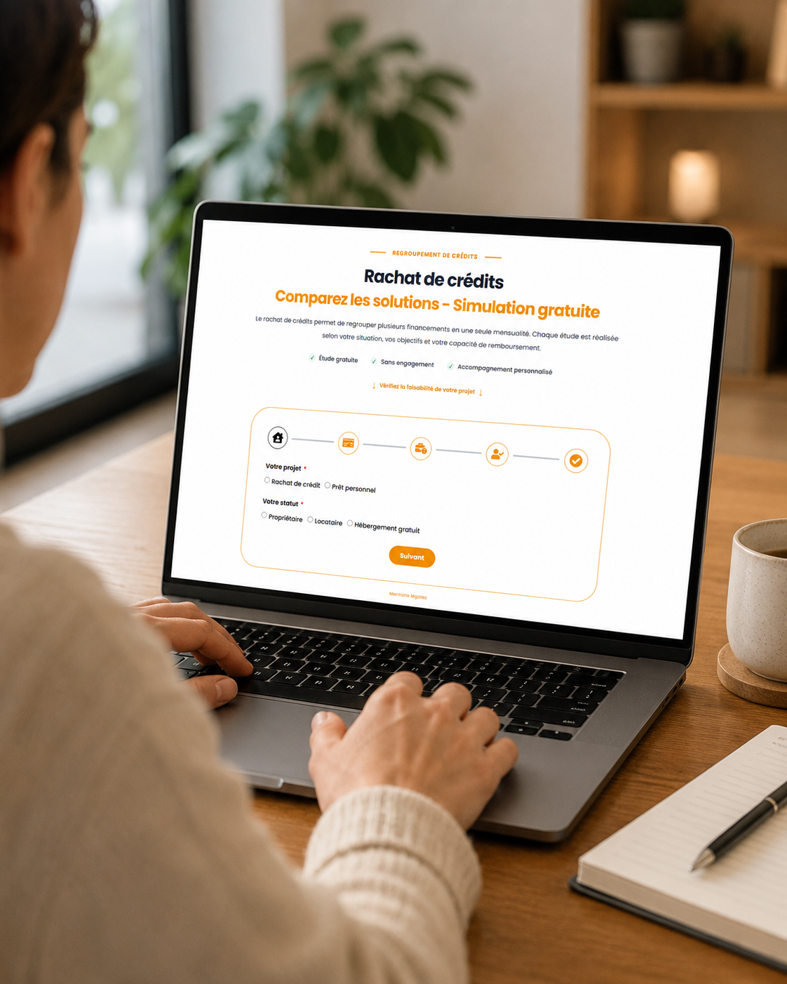Conseillers en rachat de crédits réunis dans un bureau moderne