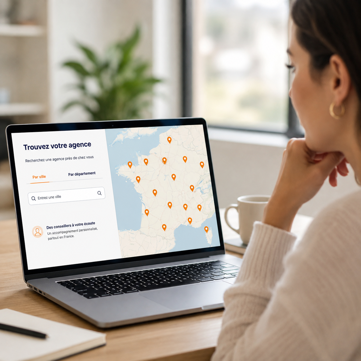 Personne recherchant une agence J'optimise sur une carte de France depuis un ordinateur portable